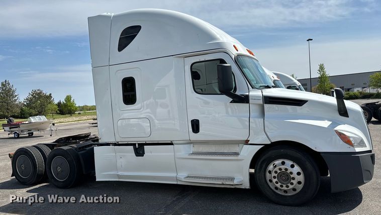 image for item NH9194 2017 Freightliner  Cascadia PT126SLP semi truck