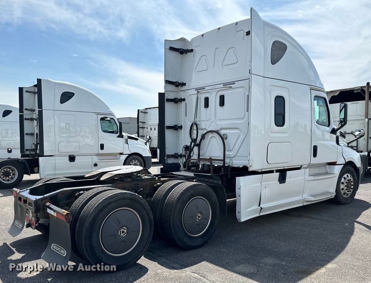 image for item NH9194 2017 Freightliner  Cascadia PT126SLP semi truck