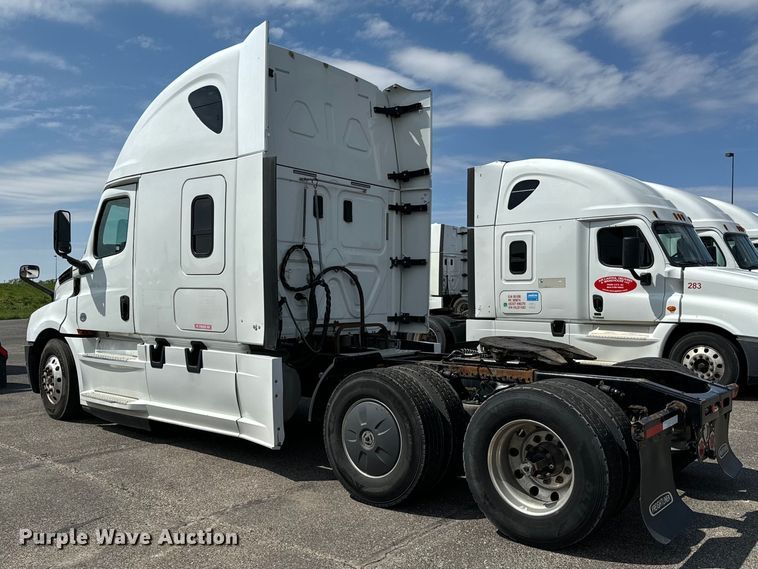 image for item NH9194 2017 Freightliner  Cascadia PT126SLP semi truck