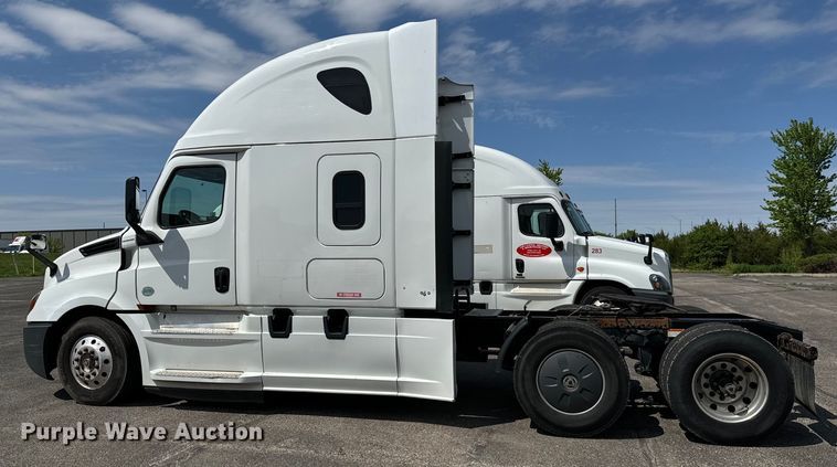 image for item NH9194 2017 Freightliner  Cascadia PT126SLP semi truck