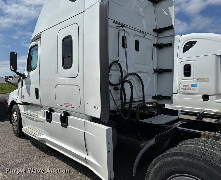 image for item NH9194 2017 Freightliner  Cascadia PT126SLP semi truck