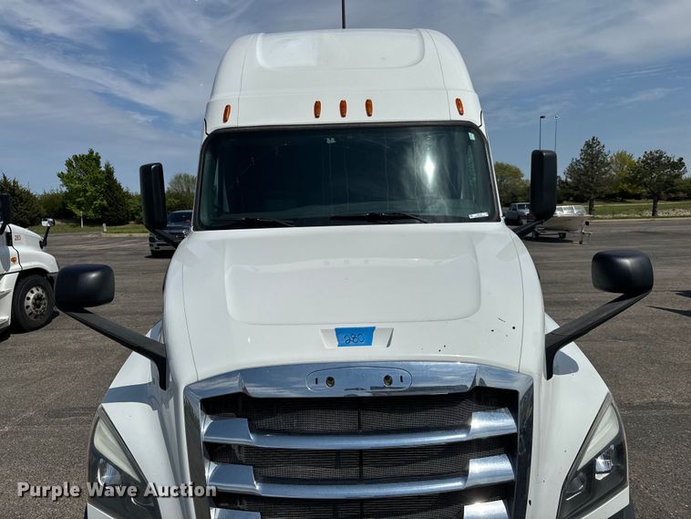 image for item NH9194 2017 Freightliner  Cascadia PT126SLP semi truck