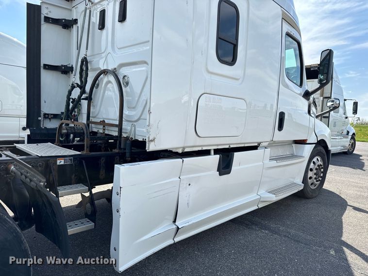 image for item NH9194 2017 Freightliner  Cascadia PT126SLP semi truck