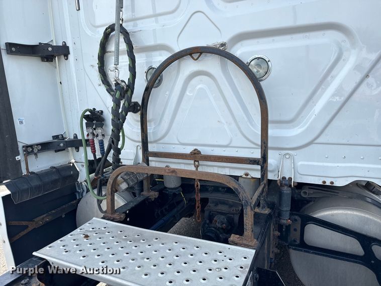 image for item NH9194 2017 Freightliner  Cascadia PT126SLP semi truck