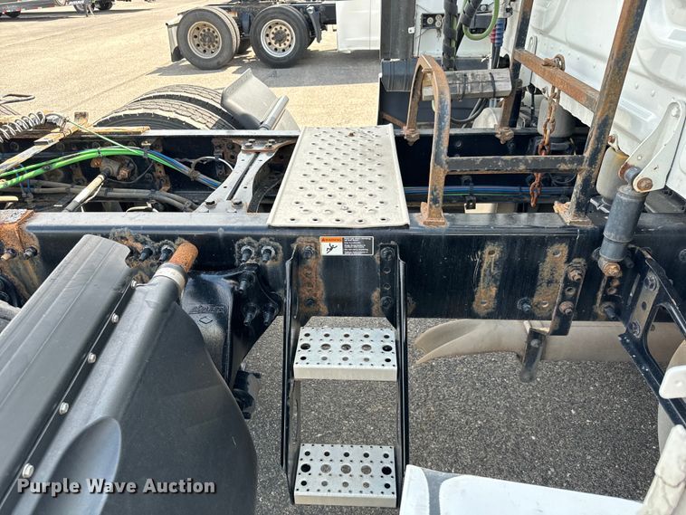 image for item NH9194 2017 Freightliner  Cascadia PT126SLP semi truck