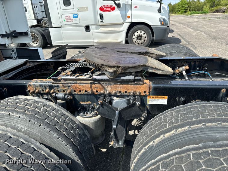 image for item NH9194 2017 Freightliner  Cascadia PT126SLP semi truck