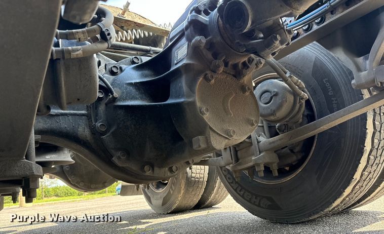 image for item NH9194 2017 Freightliner  Cascadia PT126SLP semi truck