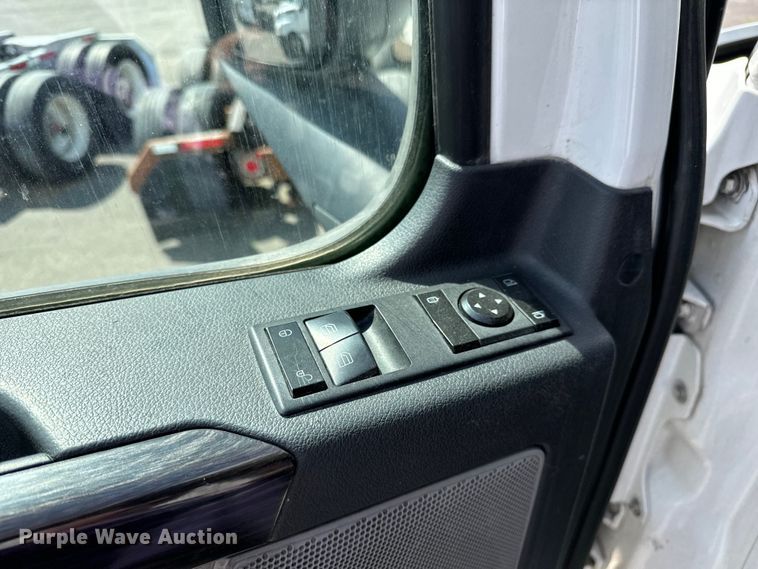 image for item NH9194 2017 Freightliner  Cascadia PT126SLP semi truck