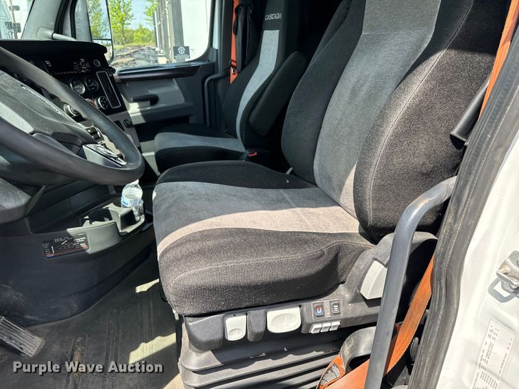 image for item NH9194 2017 Freightliner  Cascadia PT126SLP semi truck