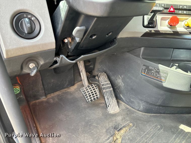 image for item NH9194 2017 Freightliner  Cascadia PT126SLP semi truck