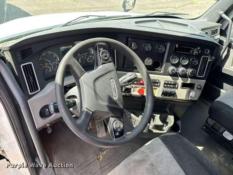 image for item NH9194 2017 Freightliner  Cascadia PT126SLP semi truck