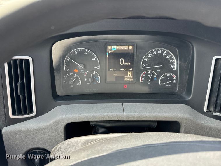 image for item NH9194 2017 Freightliner  Cascadia PT126SLP semi truck