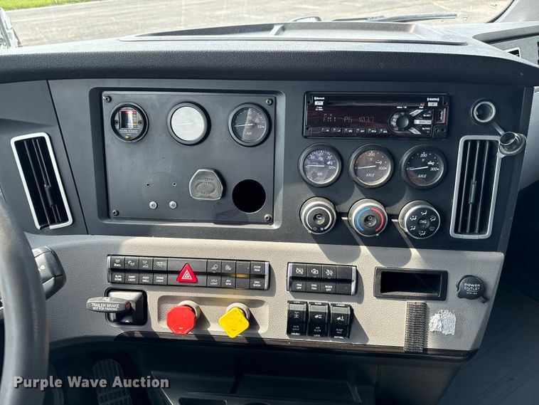 image for item NH9194 2017 Freightliner  Cascadia PT126SLP semi truck