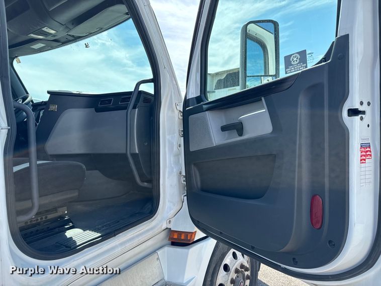 image for item NH9194 2017 Freightliner  Cascadia PT126SLP semi truck