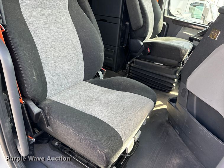 image for item NH9194 2017 Freightliner  Cascadia PT126SLP semi truck