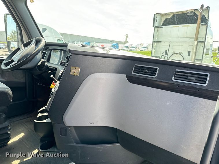 image for item NH9194 2017 Freightliner  Cascadia PT126SLP semi truck