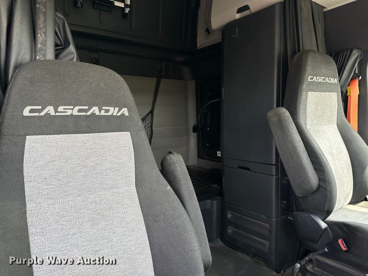 image for item NH9194 2017 Freightliner  Cascadia PT126SLP semi truck