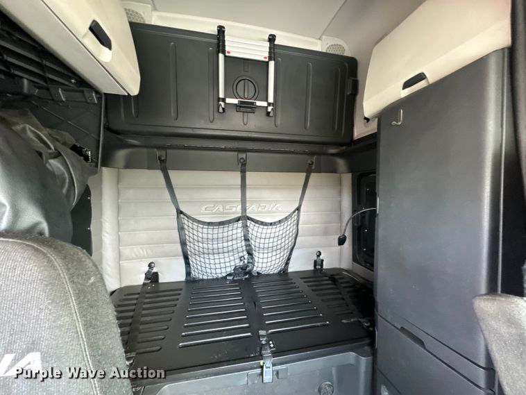 image for item NH9194 2017 Freightliner  Cascadia PT126SLP semi truck