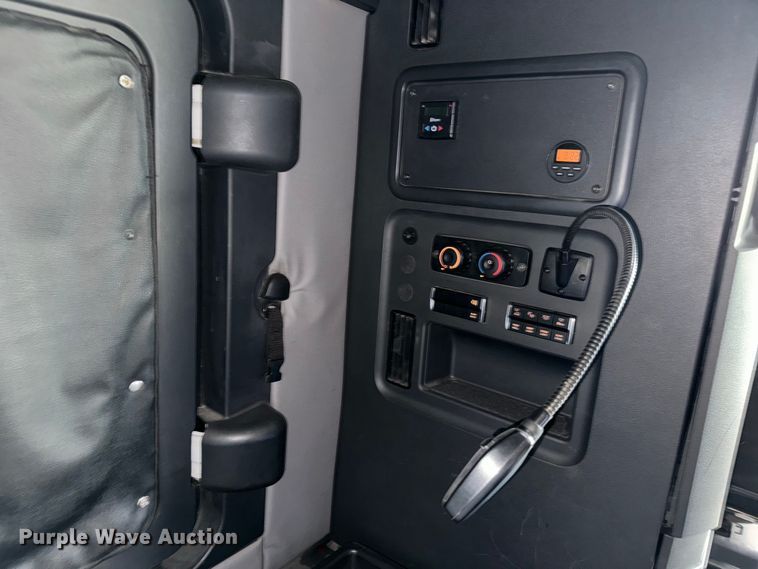 image for item NH9194 2017 Freightliner  Cascadia PT126SLP semi truck