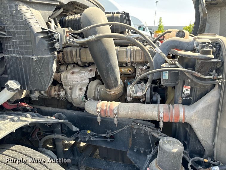 image for item NH9194 2017 Freightliner  Cascadia PT126SLP semi truck