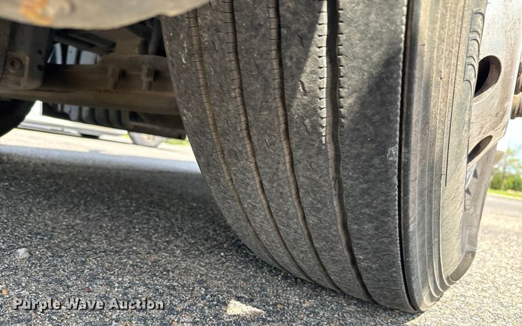 image for item NH9194 2017 Freightliner  Cascadia PT126SLP semi truck