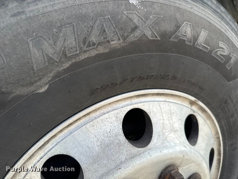 image for item NH9194 2017 Freightliner  Cascadia PT126SLP semi truck