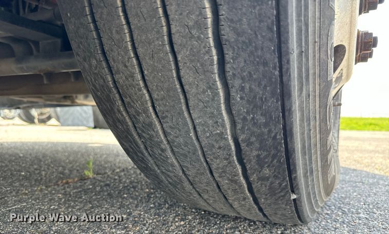 image for item NH9194 2017 Freightliner  Cascadia PT126SLP semi truck