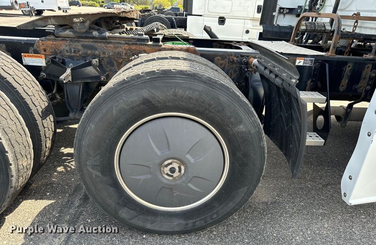 image for item NH9194 2017 Freightliner  Cascadia PT126SLP semi truck