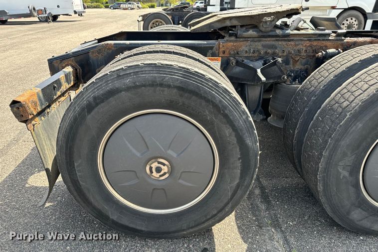 image for item NH9194 2017 Freightliner  Cascadia PT126SLP semi truck