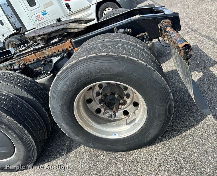 image for item NH9194 2017 Freightliner  Cascadia PT126SLP semi truck