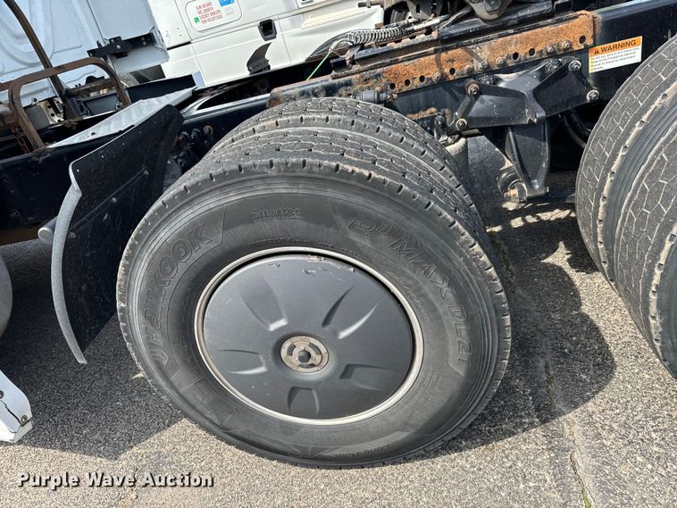 image for item NH9194 2017 Freightliner  Cascadia PT126SLP semi truck