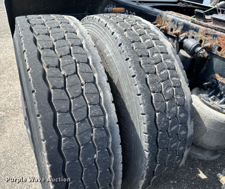 image for item NH9194 2017 Freightliner  Cascadia PT126SLP semi truck