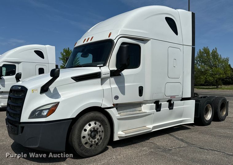 image for item NH9195 2018 Freightliner  Cascadia PT126SLP semi truck