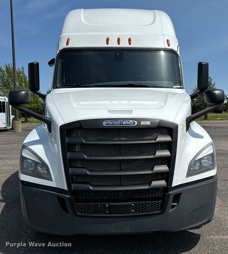 image for item NH9195 2018 Freightliner  Cascadia PT126SLP semi truck