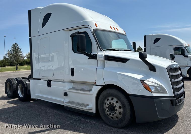 image for item NH9195 2018 Freightliner  Cascadia PT126SLP semi truck