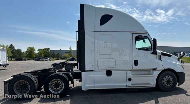 image for item NH9195 2018 Freightliner  Cascadia PT126SLP semi truck