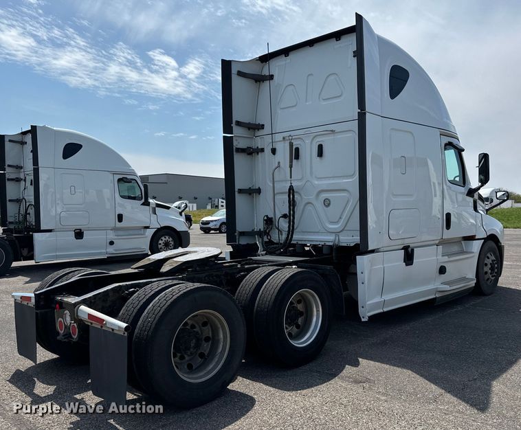 image for item NH9195 2018 Freightliner  Cascadia PT126SLP semi truck