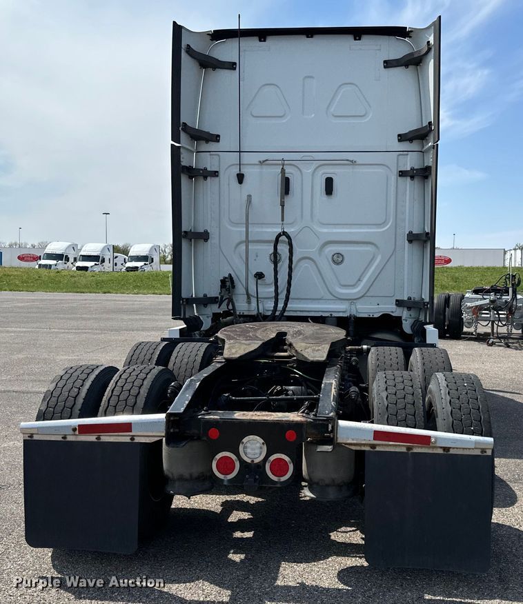 image for item NH9195 2018 Freightliner  Cascadia PT126SLP semi truck