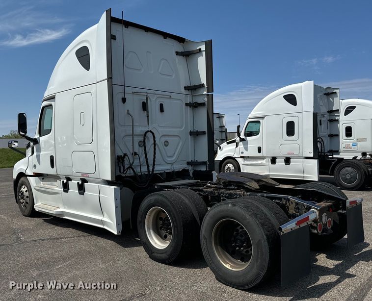 image for item NH9195 2018 Freightliner  Cascadia PT126SLP semi truck