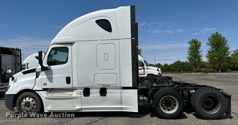 image for item NH9195 2018 Freightliner  Cascadia PT126SLP semi truck
