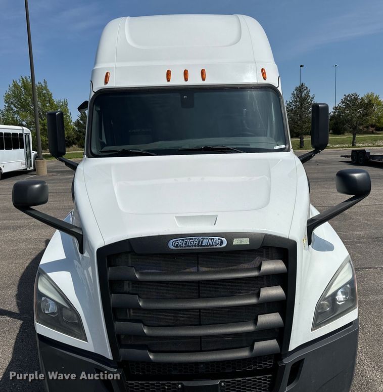 image for item NH9195 2018 Freightliner  Cascadia PT126SLP semi truck