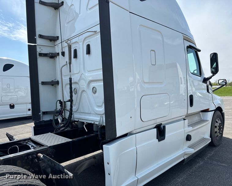 image for item NH9195 2018 Freightliner  Cascadia PT126SLP semi truck