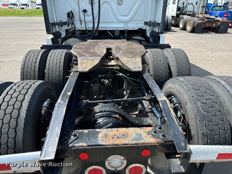 image for item NH9195 2018 Freightliner  Cascadia PT126SLP semi truck