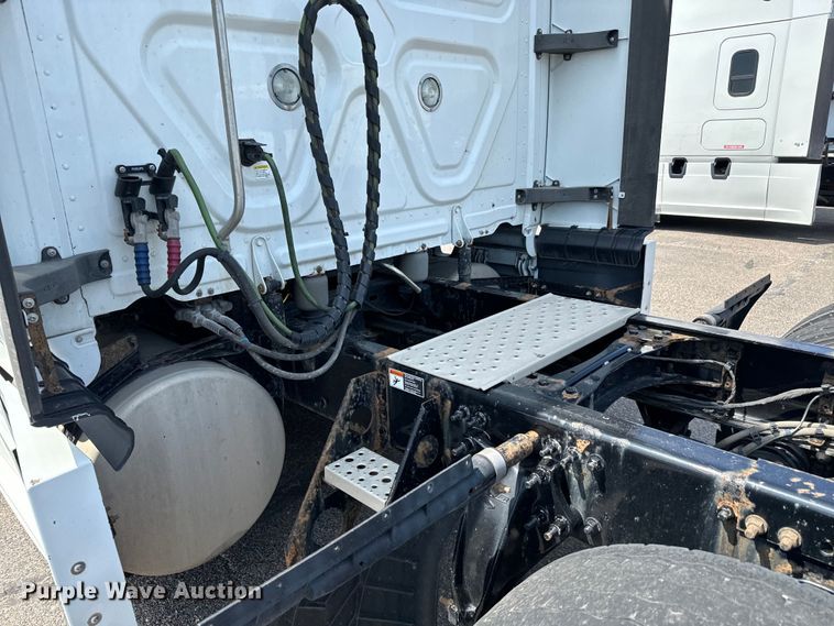 image for item NH9195 2018 Freightliner  Cascadia PT126SLP semi truck