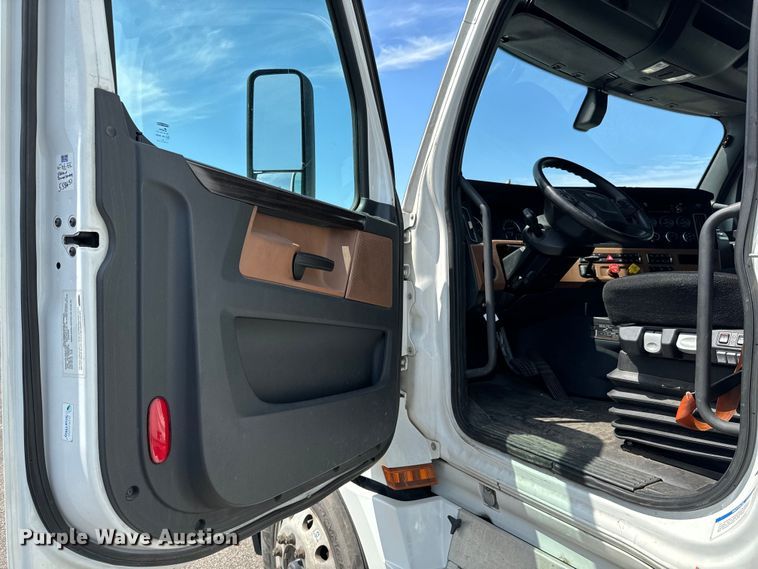 image for item NH9195 2018 Freightliner  Cascadia PT126SLP semi truck