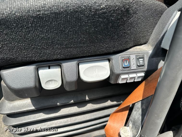 image for item NH9195 2018 Freightliner  Cascadia PT126SLP semi truck