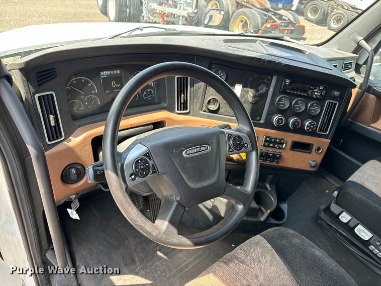 image for item NH9195 2018 Freightliner  Cascadia PT126SLP semi truck