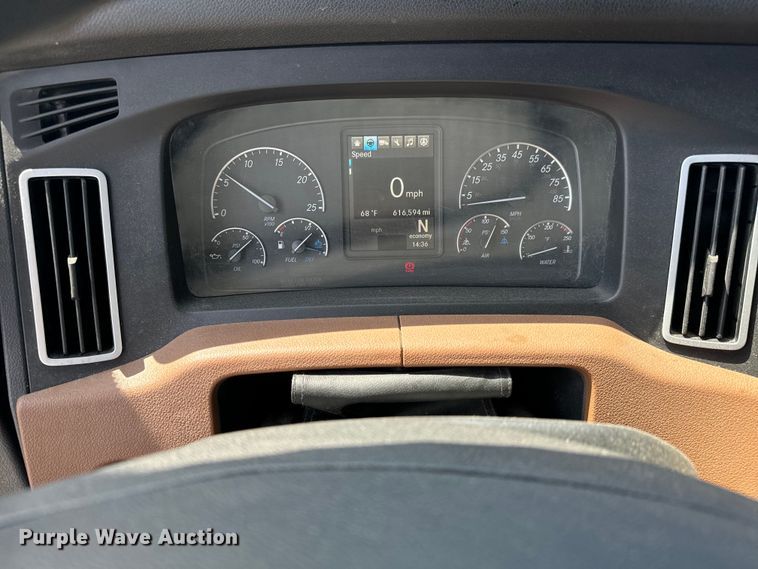 image for item NH9195 2018 Freightliner  Cascadia PT126SLP semi truck