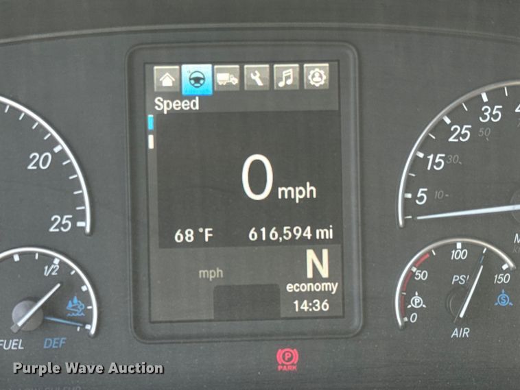 image for item NH9195 2018 Freightliner  Cascadia PT126SLP semi truck