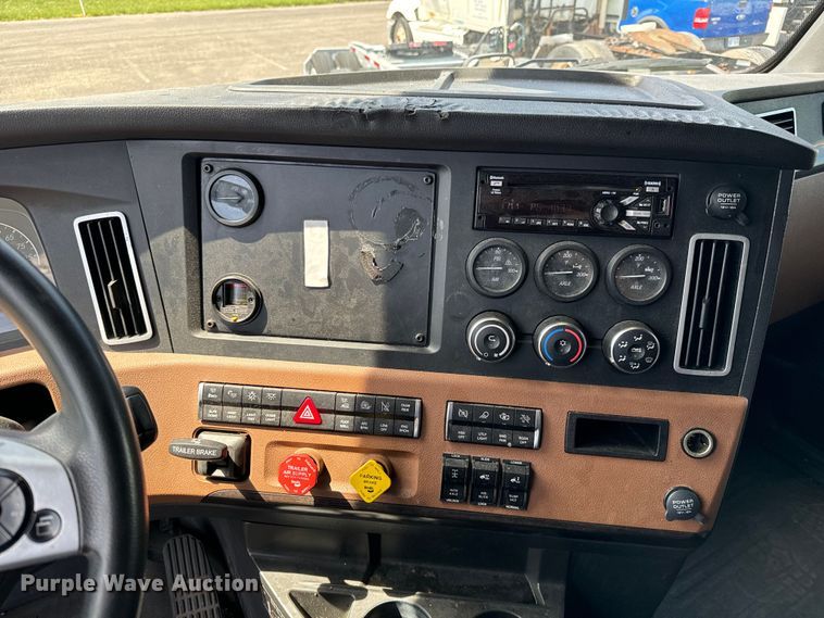 image for item NH9195 2018 Freightliner  Cascadia PT126SLP semi truck